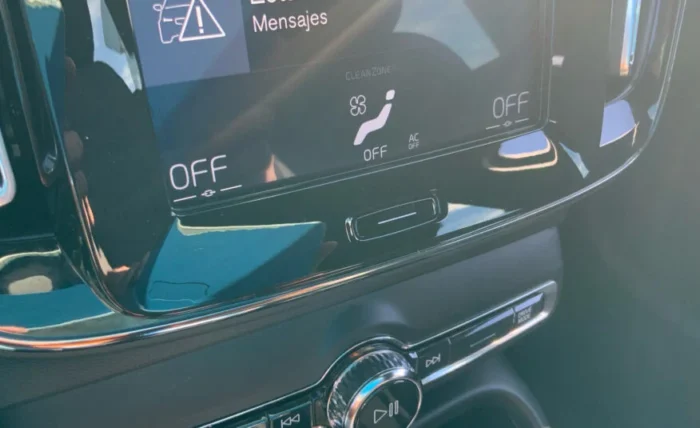 2020 Volvo XC40 - Image 19