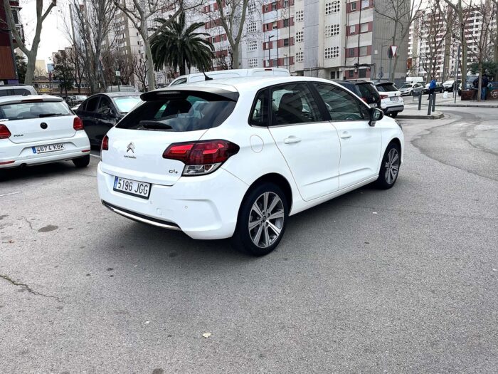 2015 Citroen C4 PureTech 110 Selection - Image 4
